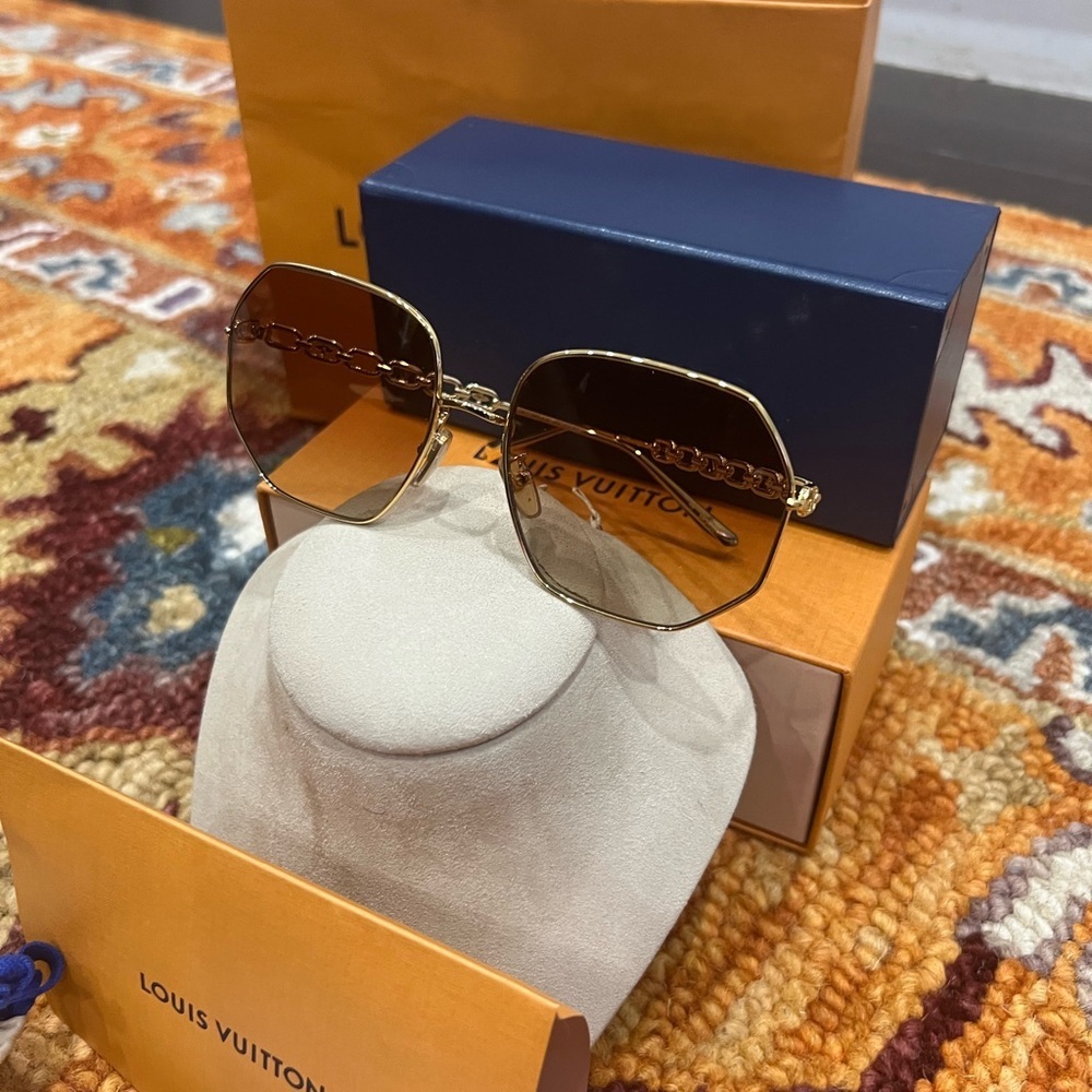 🎉Authentic Louis Vuitton: My LV Chain Round Sunglasses🎉Makes a Perfect Gift! - Picture 3 of 16